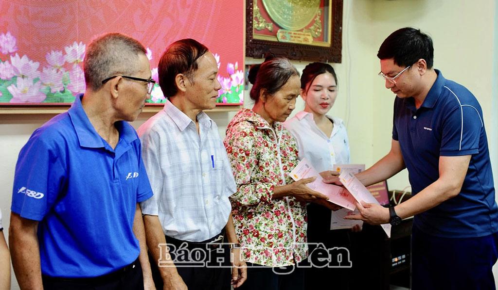 Lãnh đạo UBND xã Triệu Việt Vương trao giấy chứng nhận quyền sử dụng đất lần đầu cho người dân.