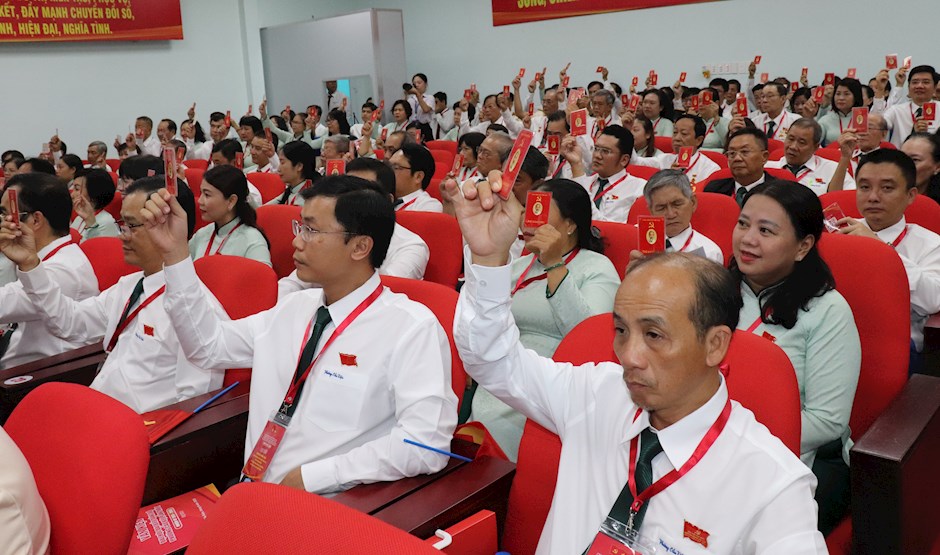 Đại biểu biểu quyết tại đại hội