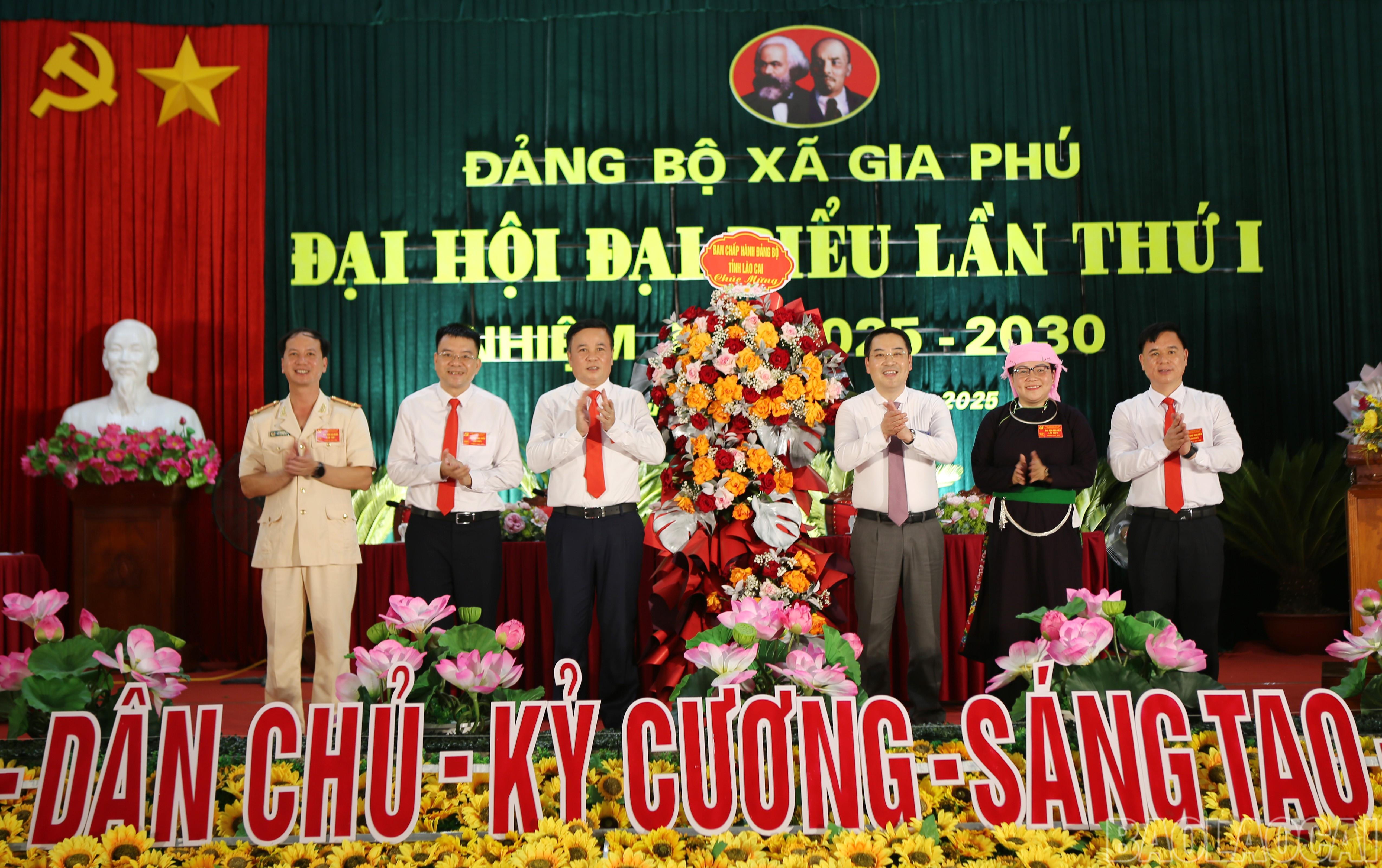 Phó Bí thư Tỉnh ủy Nguyễn Tuấn Anh tặng hoa chúc mừng Đại hội. baolaocai-br_6-7157.jpg