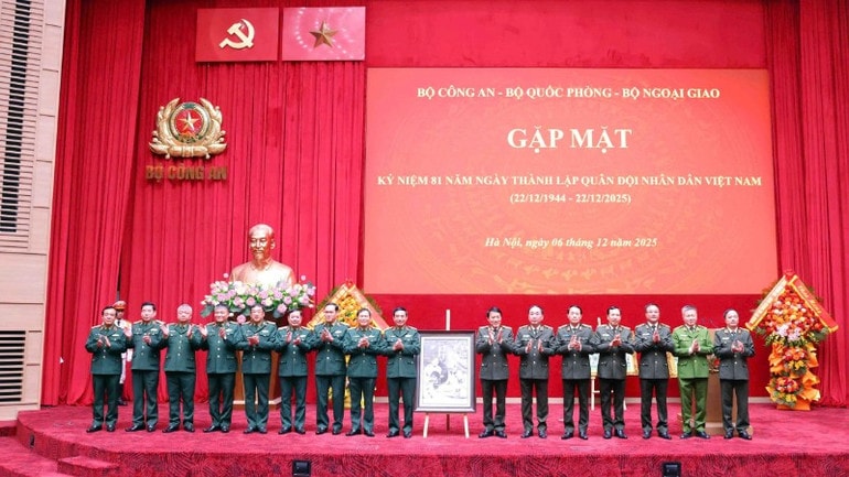 Lãnh đạo Bộ Công an chúc mừng Bộ Quốc phòng nhân dịp 81 năm ngày thành lập Quân đội và 36 năm Ngày hội Quốc phòng toàn dân. gen-h-z7299349696344-df35901d6a13782b14677687ad12fb39-2347.jpg