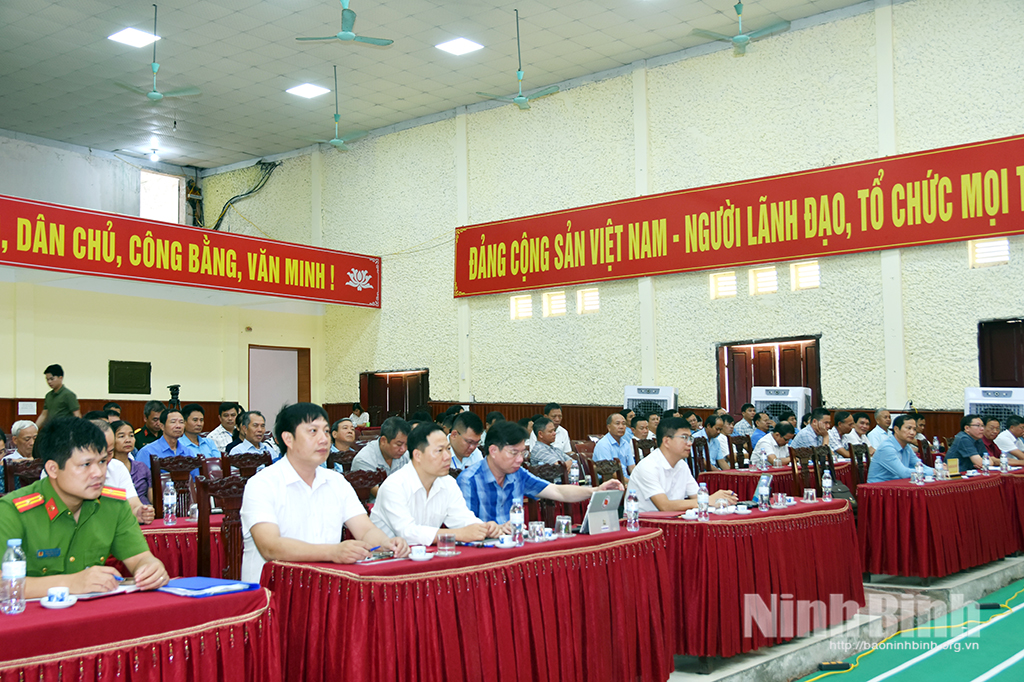Các đại biểu dự hội nghị đối thoại tại xã Ninh Cường.