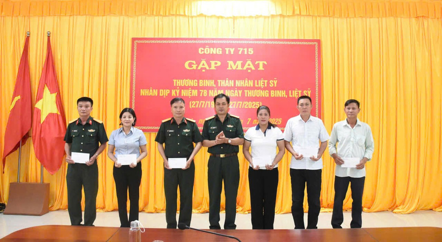 Công ty 715 tổ chức gặp mặt thân mật với các thương binh, thân nhân liệt sĩ đang công tác tại đơn vị. Ảnh: Nguyễn Công gen-n-z6842439016571-41ad86ec30a68bdd0f66e310fd8bf9b3.jpg