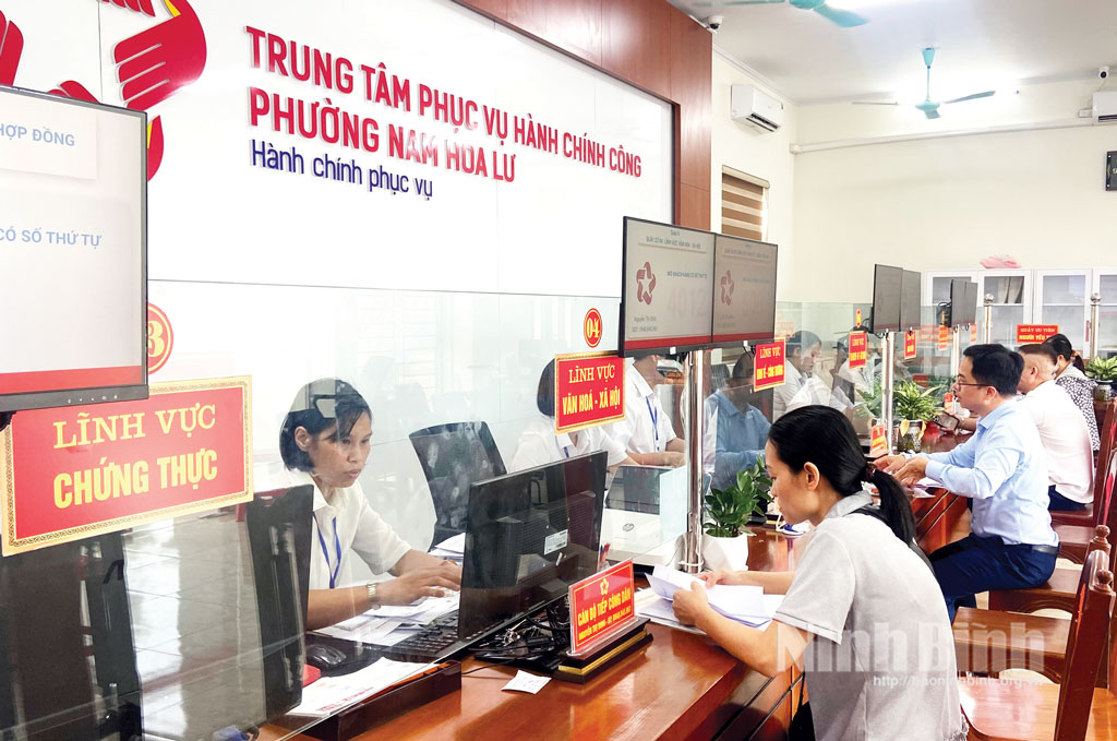 Hoạt động tại Trung tâm Phục vụ hành chính công phường Nam Hoa Lư.