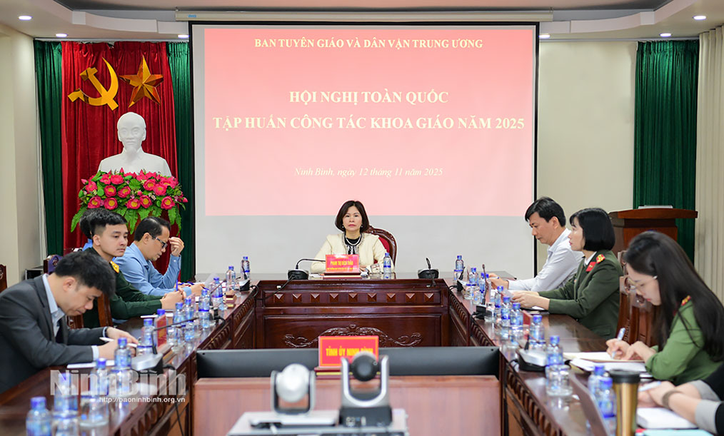 Các đại biểu dự hội nghị tại điểm cầu Ninh Bình.