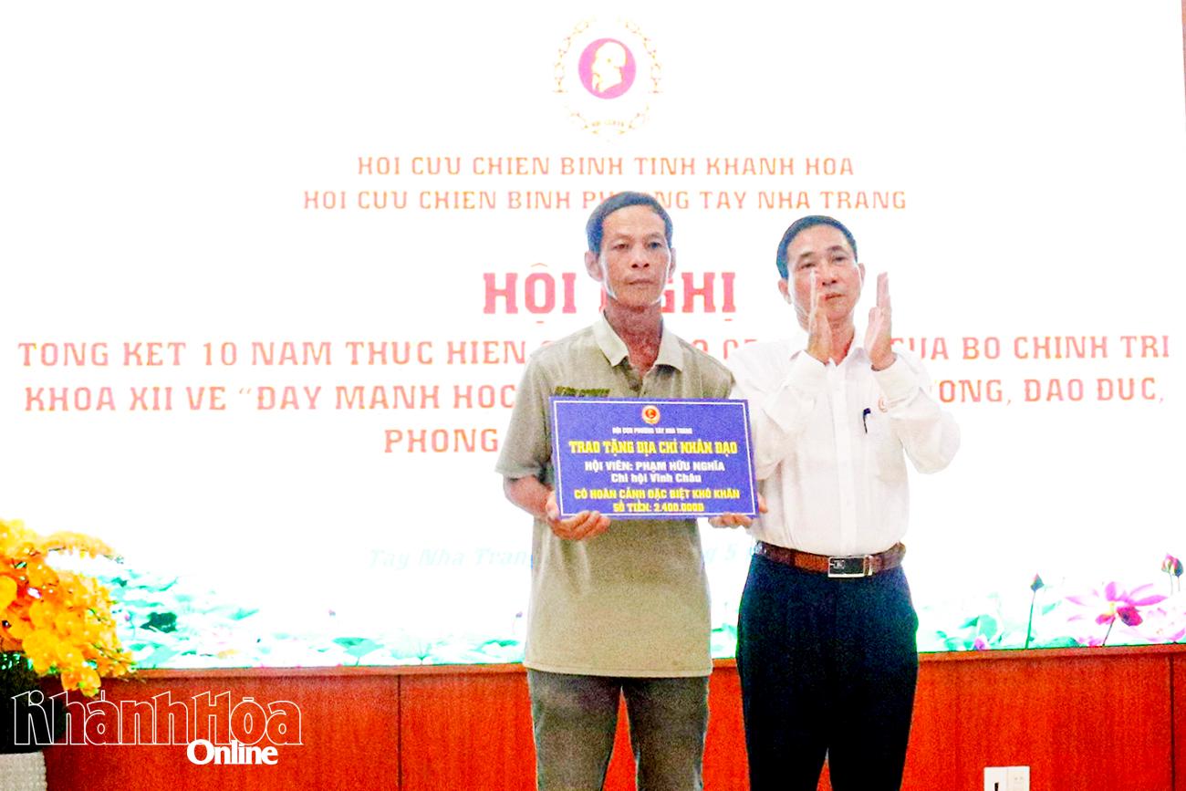 Lãnh đạo Hội Cựu chiến binh phường Tây Nha Trang trao tặng địa chỉ nhân đạo cho hội viên Phạm Hữu Nghĩa.
