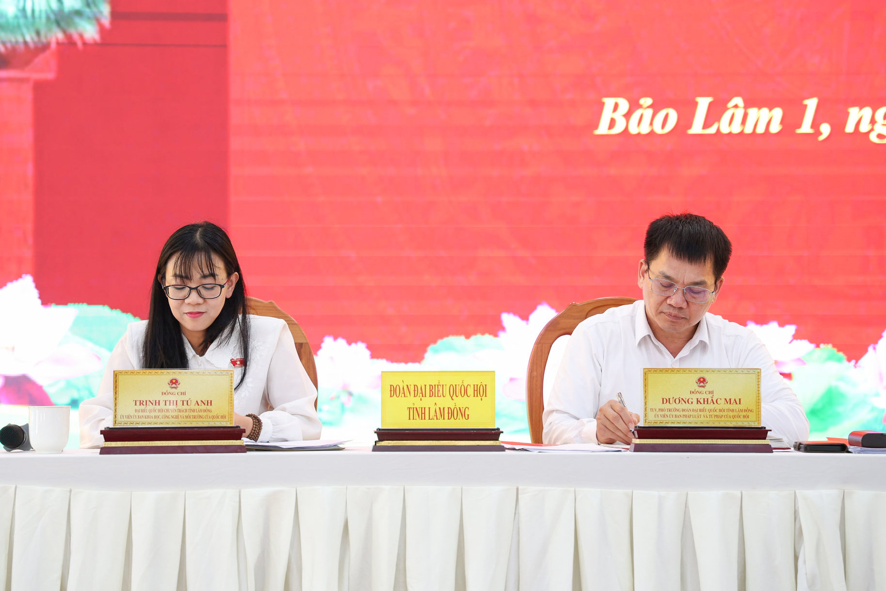 cac-dong-chi-duong-khac-mai-va-trinh-thi-tu-anh-chu-tri-hoi-nghi-tiep-xuc-cu-tri-tai-xa-bao-lam-1(1).jpg