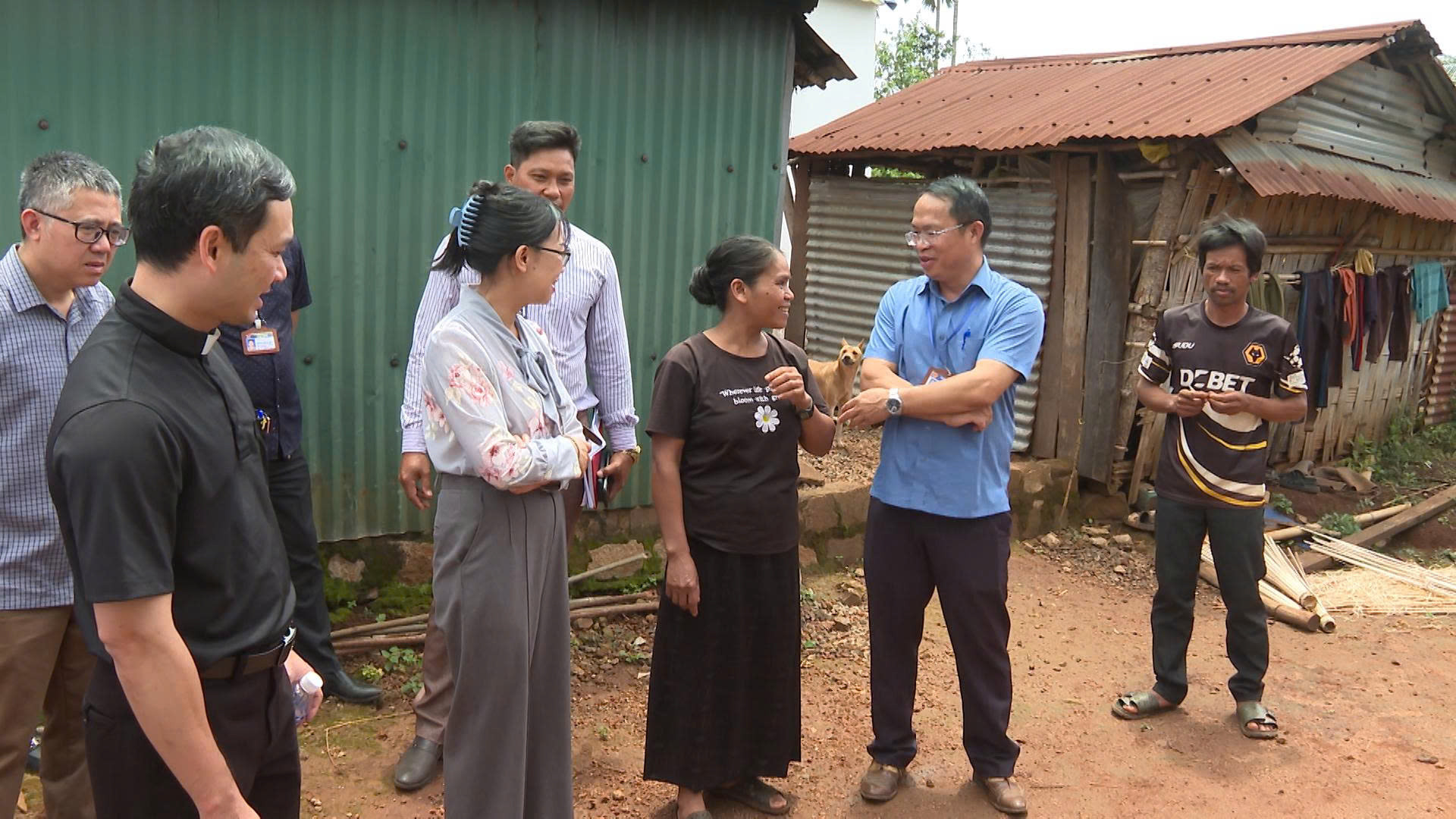 Đoàn đến thăm hỏi đời sống sinh hoạt và tình hình sản xuất của bà con thôn Ka Sá, xã Sơn Điền