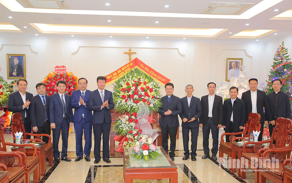 Đồng chí Chủ tịch UBND tỉnh Trần Huy Tuấn và các đồng chí lãnh đạo tỉnh tặng hoa chúc mừng Tòa Giám mục Phát Diệm nhân dịp Lễ Giáng sinh năm 2025.