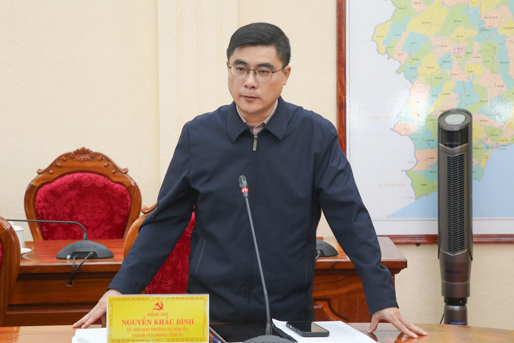 dong-chi-nguyen-khac-binh-uy-vien-ban-thuong-vu-tinh-uy-chanh-van-phong-tinh-uy-trao-doi-ve-cac-y-kien-neu-ra-tai-hoi-nghi(1).jpg