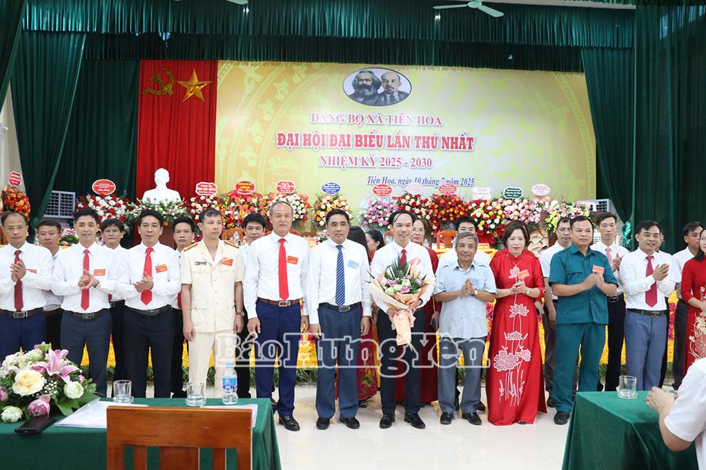 Các đại biểu chụp ảnh lưu niệm với Ban Chấp hành Đảng bộ xã Tiên Hoa nhiệm kỳ 2025 - 2030
