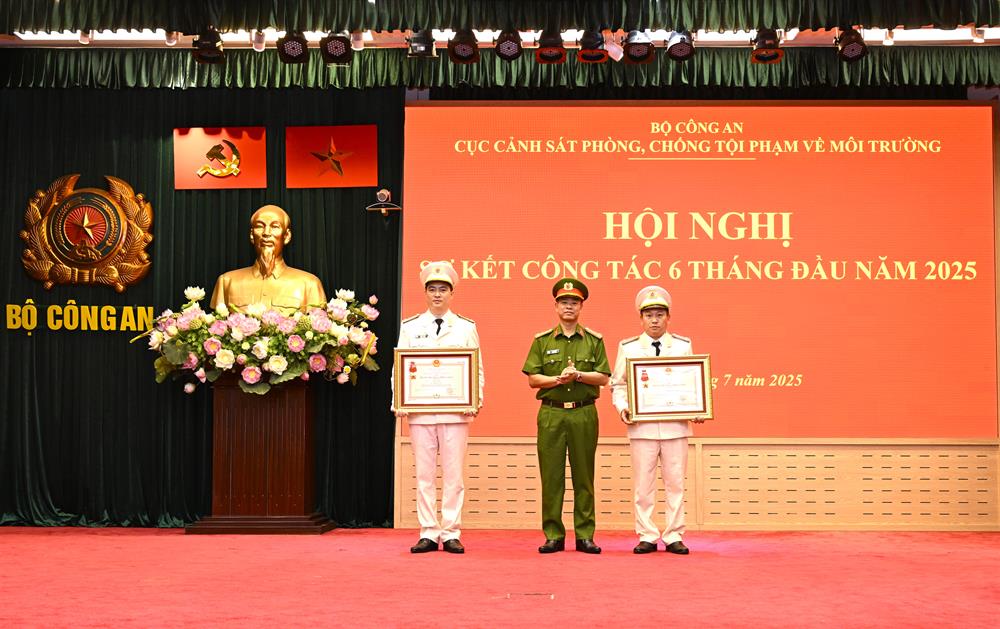 Thừa ủy quyền, Đại tá Thân Văn Hải trao Huân chương Chiến công hạng Nhì tặng các cá nhân có thành tích xuất sắc.