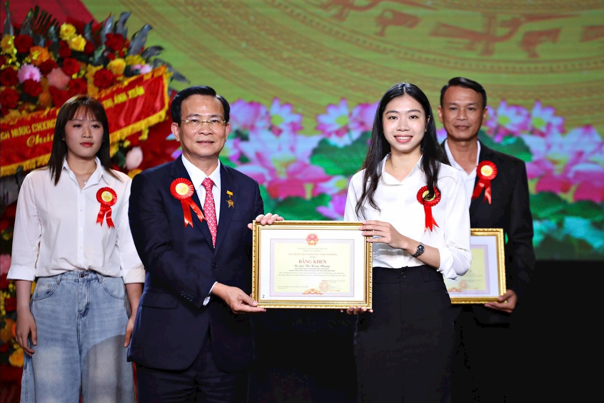 Phó Bí thư Tỉnh uỷ, Chủ tịch UBND tỉnh Hồ Văn Mười trao tặng bằng khen cho tập thể và các cá nhân của Đội Bóng rổ tỉnh Lâm Đồng vì có thành tích xuất sắc trong Giải Vô địch Bóng rổ U23 quốc gia năm 2025