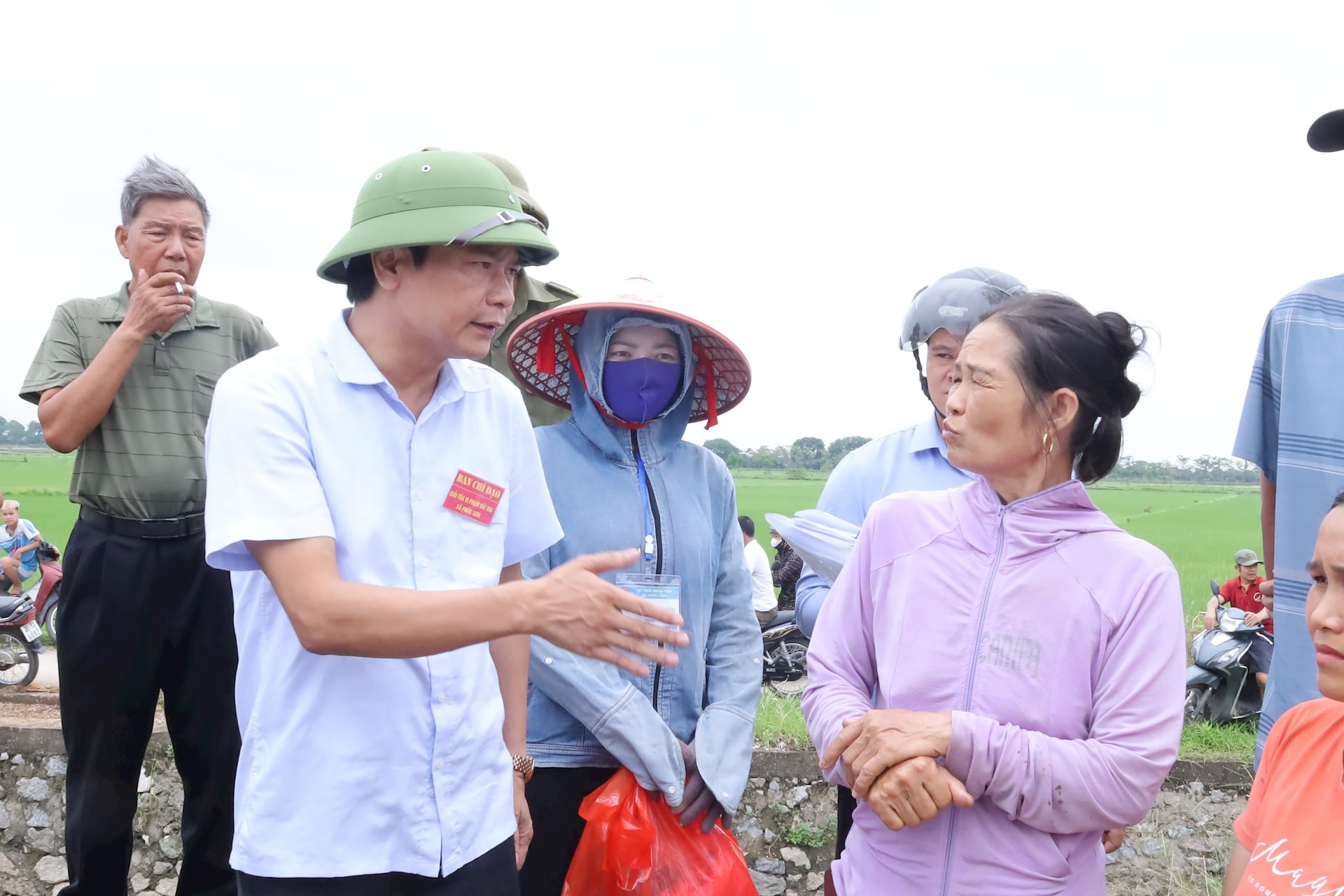 Sáng 11-7, cán bộ xã Phúc Sơn tiếp tục tuyên truyền, vận động các hộ dân khu vực Tuy Lai tự giác tháo dỡ công trình, di chuyển đất ra khỏi diện tích sản xuất nông nghiệp. Ảnh: Kim Nhuệ