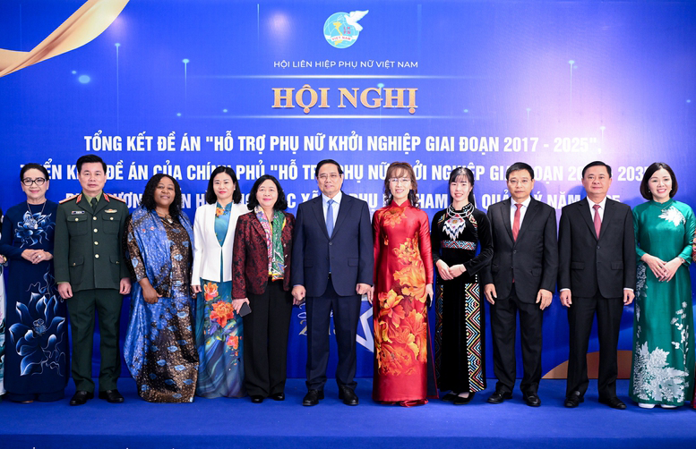 Thủ tướng Phạm Minh Chính và các đại biểu dự hội nghị toàn quốc tổng kết Đề án Hỗ trợ phụ nữ khởi nghiệp giai đoạn 2017-2025. Ảnh: VGP/Nhật Bắc