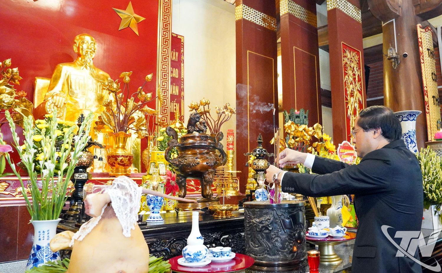 Đồng chí Bí thư Tỉnh ủy Trịnh Xuân Trường dâng hương tưởng niệm Chủ tịch Hồ Chí Minh.