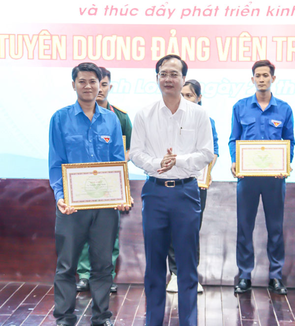 Đồng chí Trần Trí Quang- Phó Bí thư Tỉnh ủy, Chủ tịch UBND tỉnh trao bằng khen cho anh Nguyễn Công Danh tại lễ tuyên dương đảng viên trẻ tiêu biểu năm 2025.
