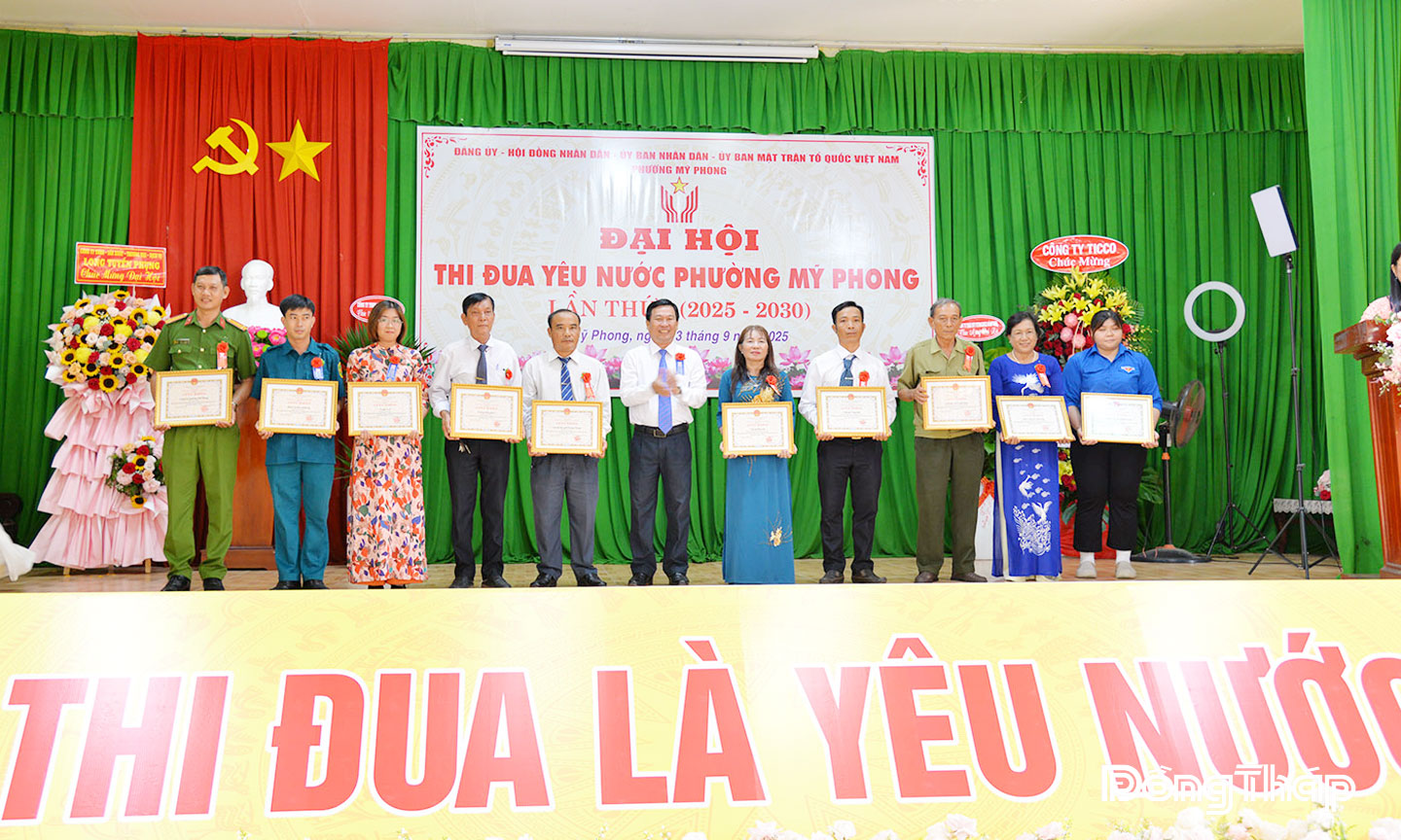 Khen thưởng các tập thể, cá nhân có thành tích xuất sắc trong 5 năm qua. Ảnh: THÙY TRANG