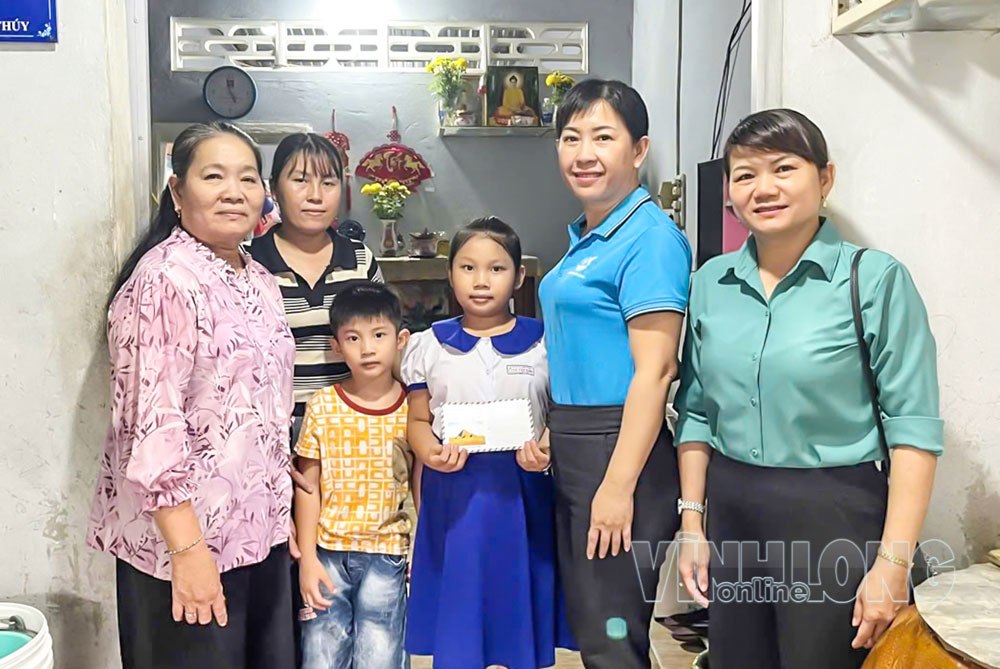 Hội LHPN phường Trà Vinh tặng quà cho trẻ mồ côi.