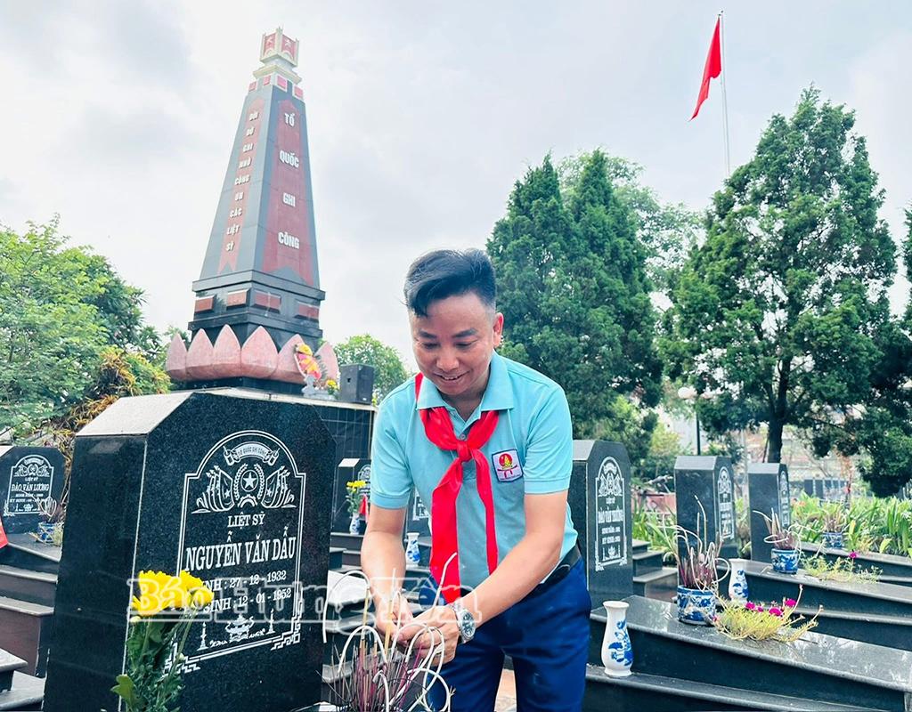 Thầy giáo Anh Xuân Mười, xã Chí Minh tự nguyện chăm sóc, dọn vệ sinh Nghĩa trang liệt sĩ xã.