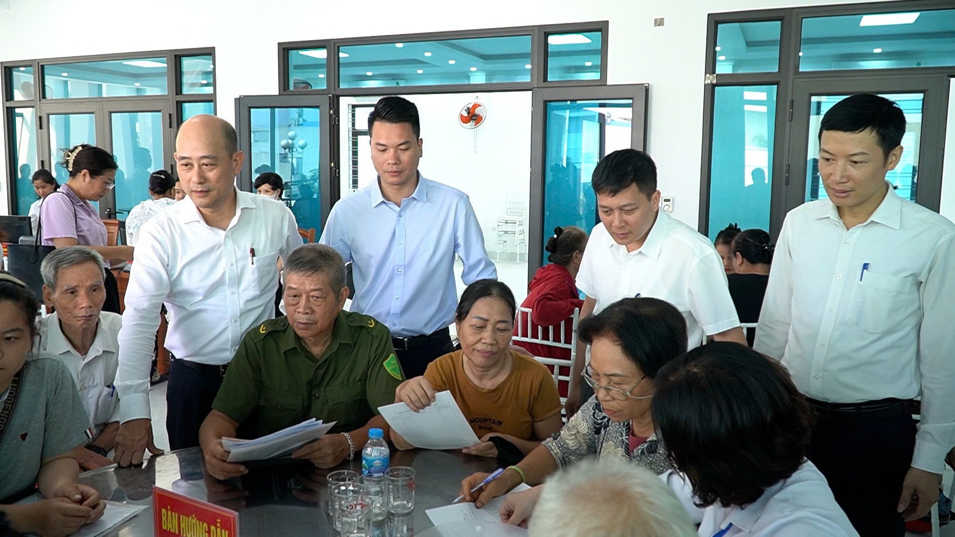 Lãnh đạo phường Yên Bái kiểm tra việc hướng dẫn làm thủ tục hành chính liên quan đến đất đai cho Nhân dân.