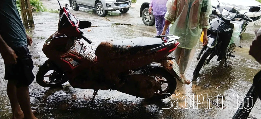 Mưa lớn gây sạt lở nhiều điểm trên tuyến đường 433