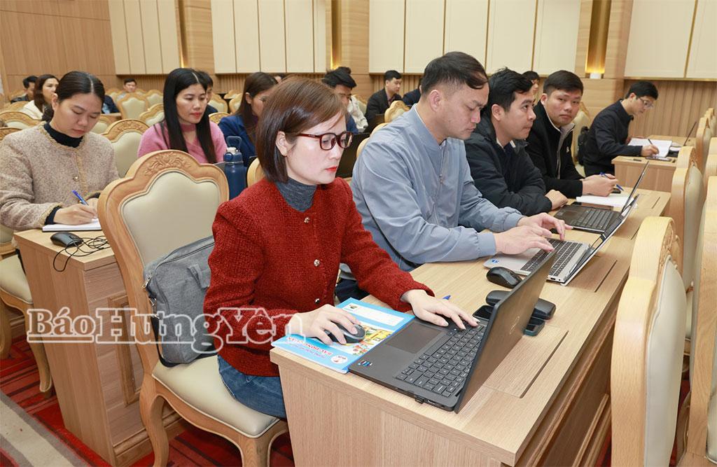 Các đại biểu dự hội nghị tập huấn tại điểm cầu Văn phòng Tỉnh ủy.