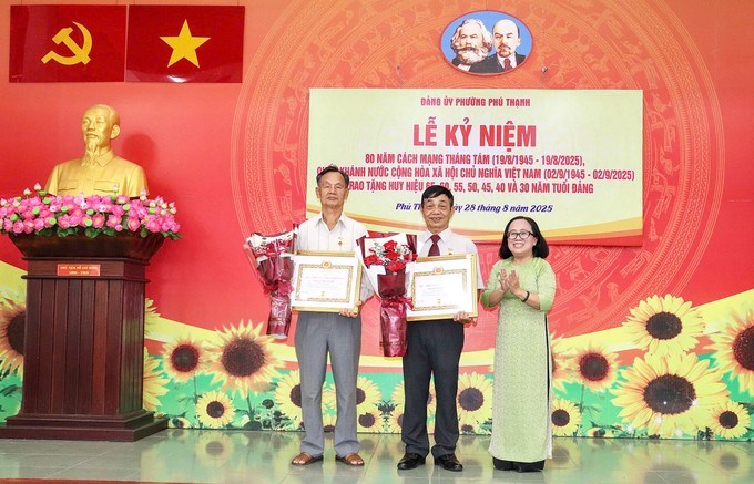 Đồng chí Đinh Thị Thanh Thủy trao Huy hiệu Đảng đến đảng viên