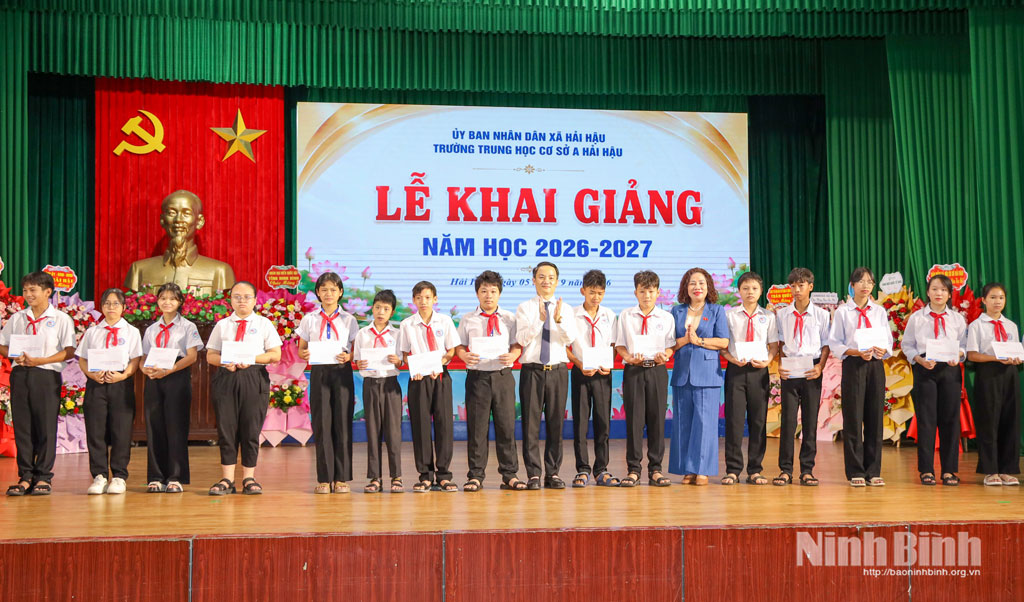 Đồng chí Lê Văn Thế, Tỉnh ủy viên, Phó trưởng Đoàn đại biểu Quốc hội tỉnh và đại biểu Quốc hội tỉnh trao quà cho học sinh có hoàn cảnh khó khăn của Trường THCS A Hải Hậu.