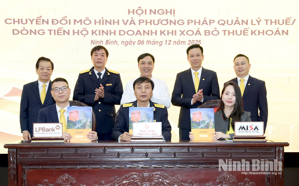 Ký kết Biên bản ghi nhớ hợp tác 3 bên giữa Ngân hàng TMCP Lộc Phát Việt Nam, Cơ quan Thuế Cơ sở 1 tỉnh Ninh Bình và Công ty Cổ phần MISA, nhằm hỗ trợ hộ kinh doanh chuyển đổi số, chuẩn hóa quản lý doanh thu và thực hiện nghĩa vụ thuế thuận lợi, minh bạch, bền vững.