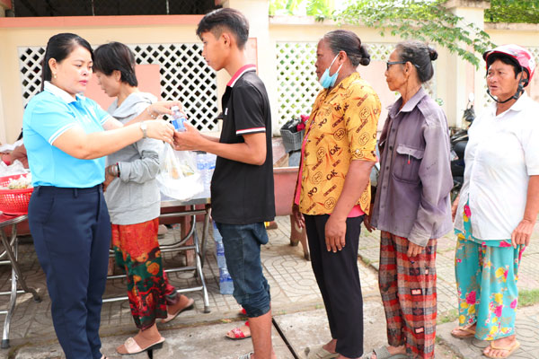 Chị Thạch Thị ChalSôPhiaRy- Chủ tịch Hội LHPN xã Châu Thành trao suất cơm chay 0 đồng cho người dân hoàn cảnh khó khăn.