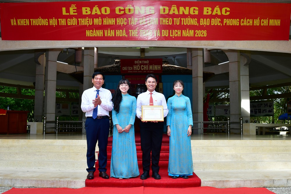 Đồng chí Dương Hoàng Sum- Tỉnh ủy viên, Bí thư Đảng ủy Sở Văn hóa, Thể thao và Du lịch, Trưởng ban Tổ chức Hội thi trao giải Nhất cho Chi bộ Thư viện Nguyễn Đình Chiểu.