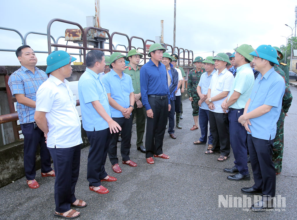 Đồng chí Bí thư Tỉnh ủy Trần Huy Tuấn và Đoàn công tác kiểm tra tại đập tràn Lạc Khoái, xã Gia Phong.