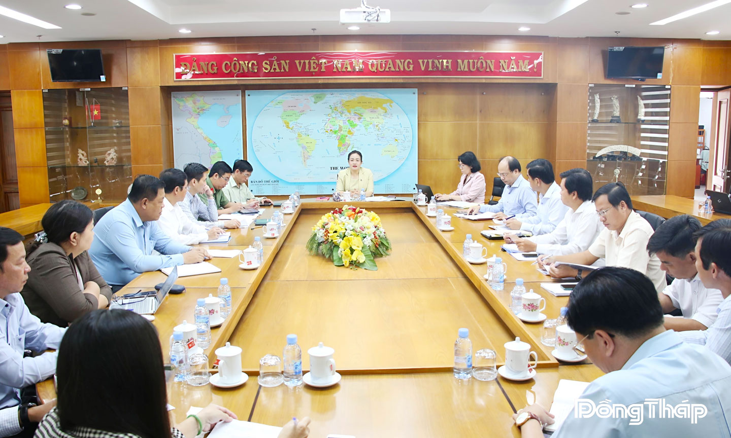 Quang cảnh cuộc họp.