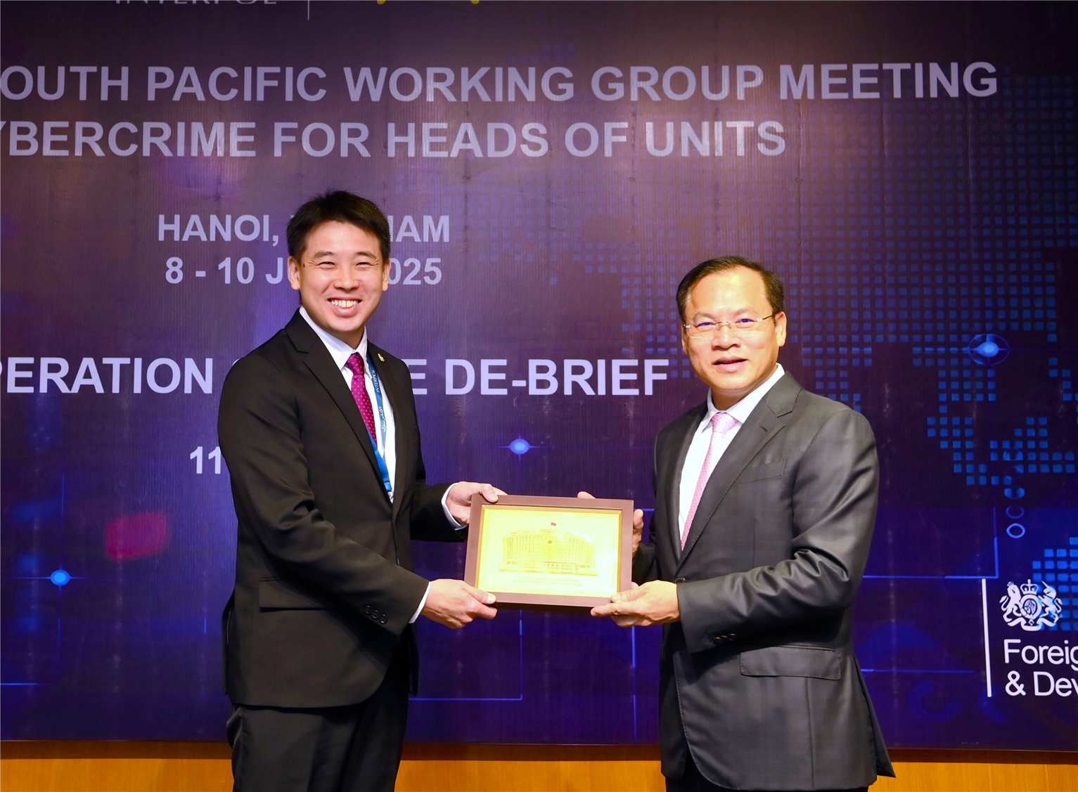 Thứ trưởng Nguyễn Văn Long trao quà lưu niệm tặng ngài Edmund Goh.