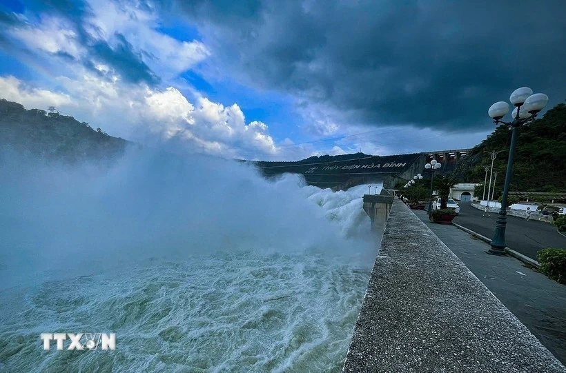 Mở 1 cửa xả đáy hồ thủy điện Hòa Bình, hồi 15 giờ ngày 14/10