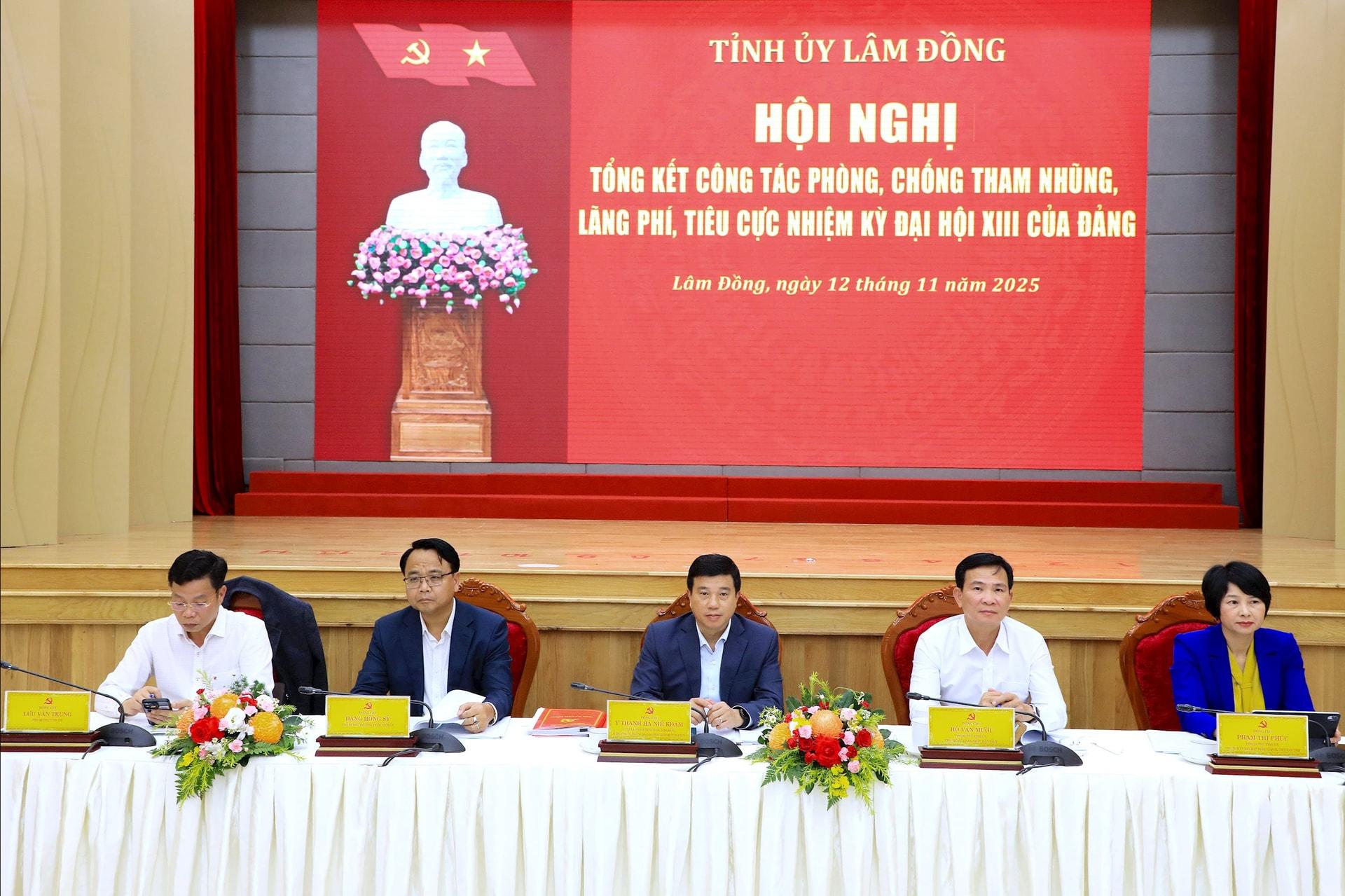 1 Các đồng chí trong Thường trực Tỉnh ủy Lâm Đồng chủ trì hội nghị