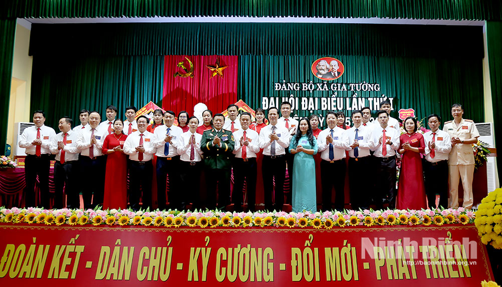 Đồng chí Nguyễn Anh Tuấn, Ủy viên Ban Thường vụ Tỉnh ủy, Chủ nhiệm Ủy ban Kiểm tra Tỉnh ủy và các đại biểu chụp ảnh lưu niệm cùng Ban Chấp hành Đảng bộ xã Gia Tường, nhiệm kỳ 2025- 2030.