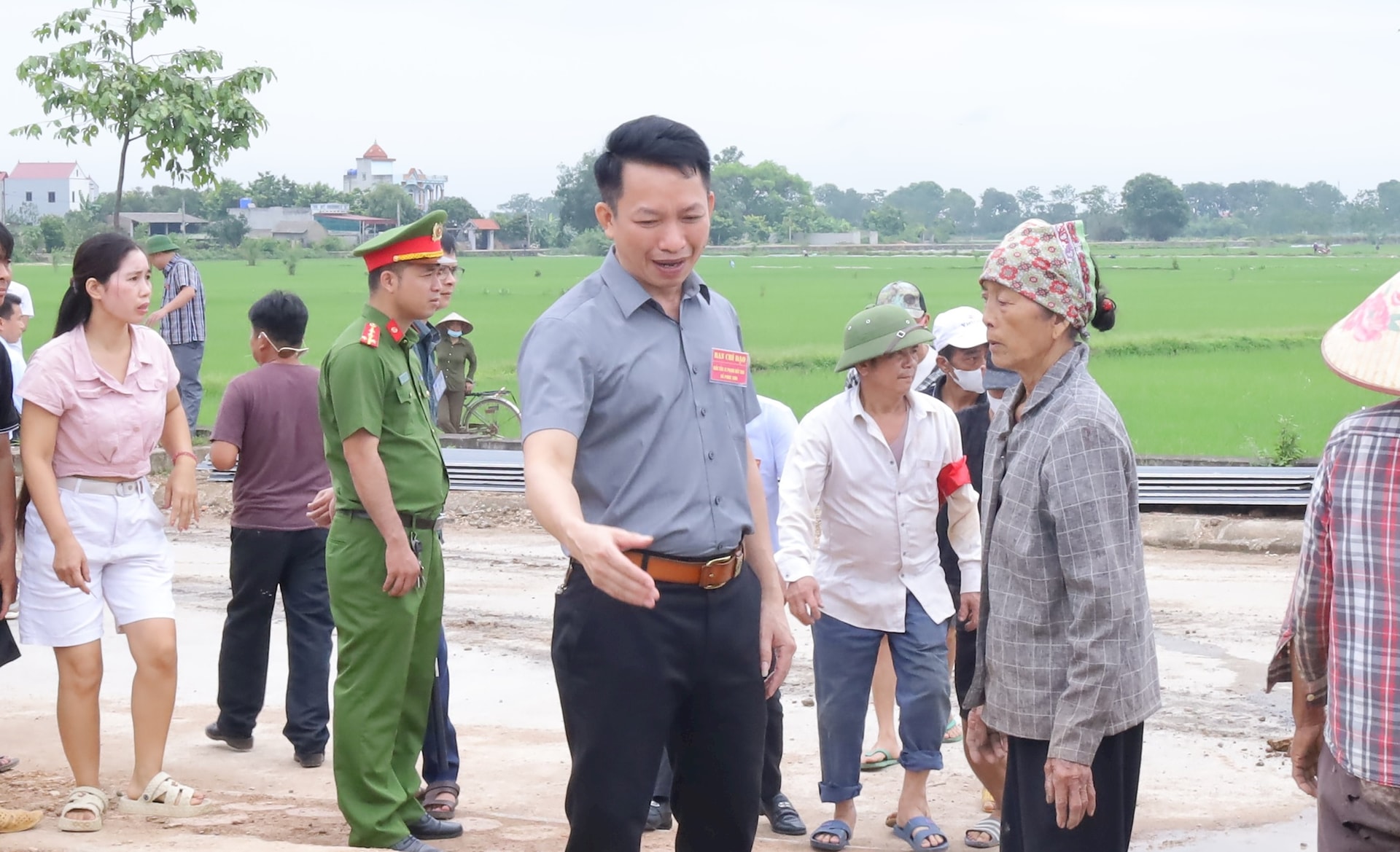 Phó Chủ tịch UBND xã Phúc Sơn Nguyễn Đình Nguyên tuyên truyền, vận động người dân thôn Trù tự giác tháo dỡ công trình, di chuyển vật liệu xây dựng ra khỏi diện tích sản xuất nông nghiệp. Ảnh: Kim Nhuệ