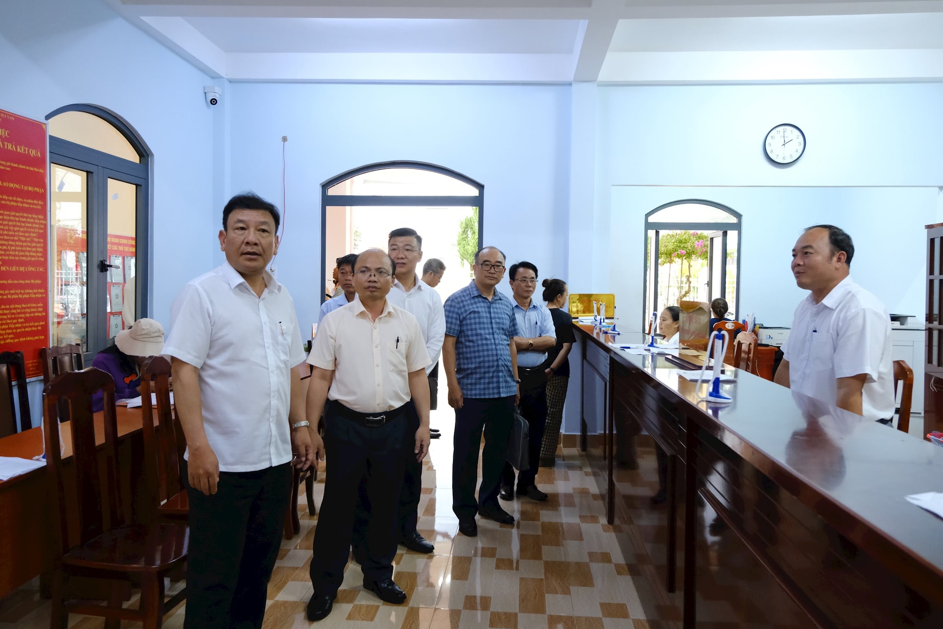 Phó Bí thư Tỉnh ủy Lâm Đồng Bùi Thắng kiểm tra tại Trung tâm Phục vụ hành chính công xã Hoà Ninh