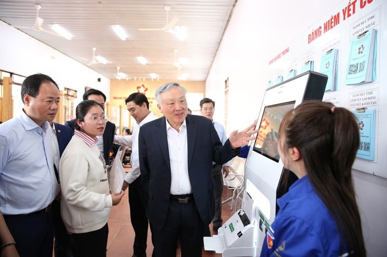 Phó Thủ tướng Thường trực Chính phủ Nguyễn Hòa Bình tới thăm và làm việc với xã Đức Trọng (tỉnh Lâm Đồng) về tổ chức, vận hành Trung tâm Phục vụ hành chính công ngày 30/6/2025. Phó Thủ tướng Thường trực Chính phủ Nguyễn Hòa Bình tới thăm và làm việc với xã Đức Trọng (tỉnh Lâm Đồng) về tổ chức, vận hành Trung tâm Phục vụ hành chính công ngày 30/6/2025.