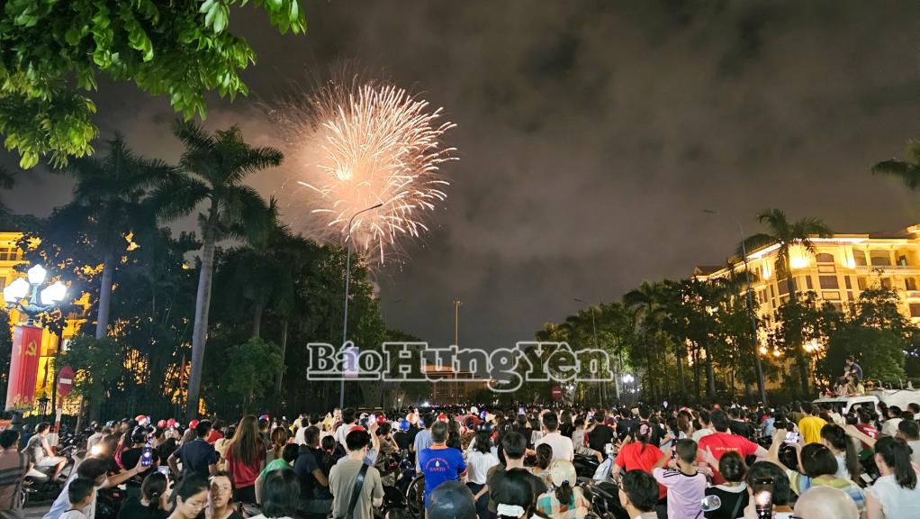 Hàng nghìn người dân tập trung tại khu vực Quảng trường Nguyễn Văn Linh, phường Phố Hiến chiêm ngưỡng màn bắn pháo hoa.