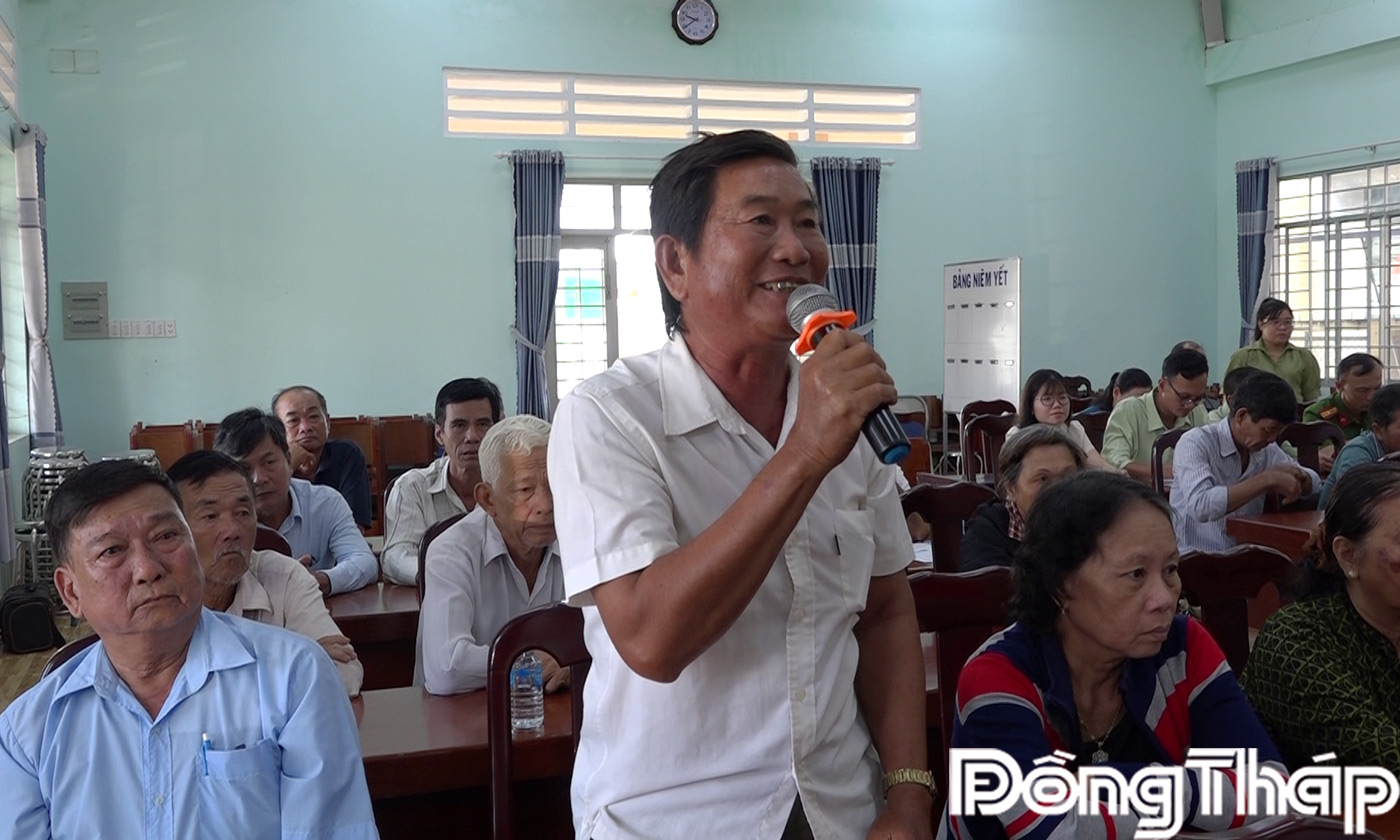 Cử tri xã Long Bình phát biểu tại buổi tiếp xúc