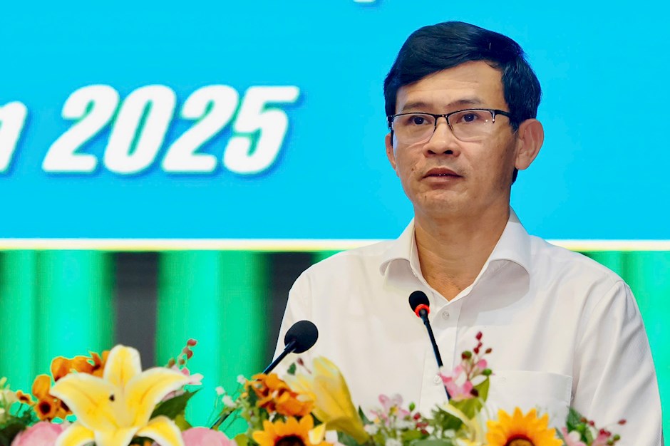 Chủ tịch UBND đặc khu Côn Đảo Phan Trọng Hiền phát biểu tham luận. Ảnh: SGGP