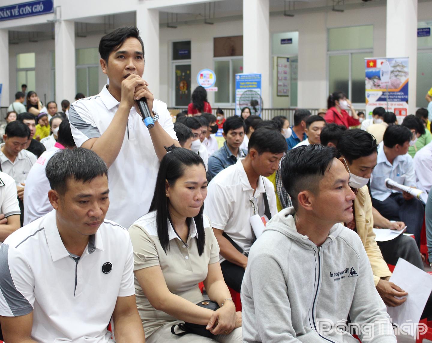 Lao đông phát biểu ý kiến về nhu cầu tuyển dụng việc làm.