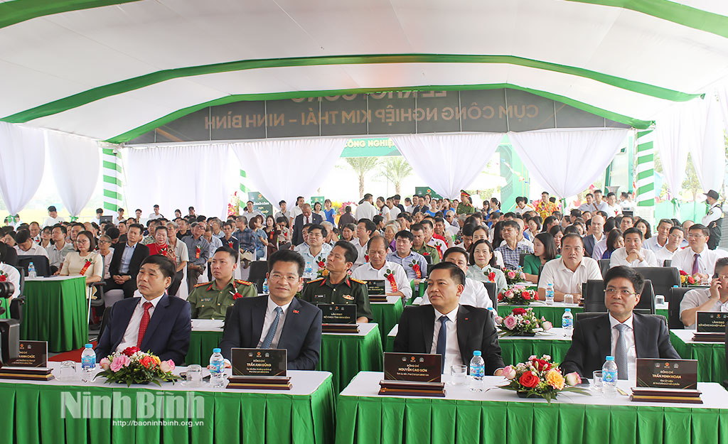 Các đồng chí lãnh đạo tỉnh và đại biểu dự lễ khởi công Cụm công nghiệp Kim Thái, xã Vụ Bản.