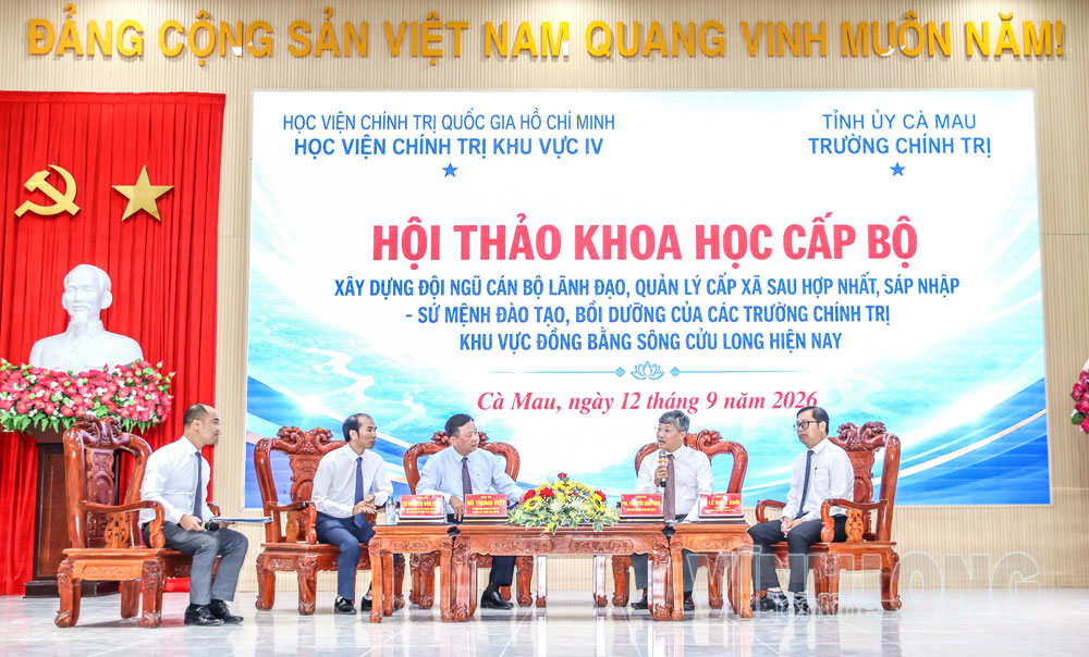 Các diễn giả trao đổi tại hội thảo khoa học cấp bộ “Xây dựng đội ngũ cán bộ lãnh đạo, quản lý cấp xã sau hợp nhất, sáp nhập- Sứ mệnh đào tạo, bồi dưỡng của các trường chính trị khu vực ĐBSCL hiện nay”.