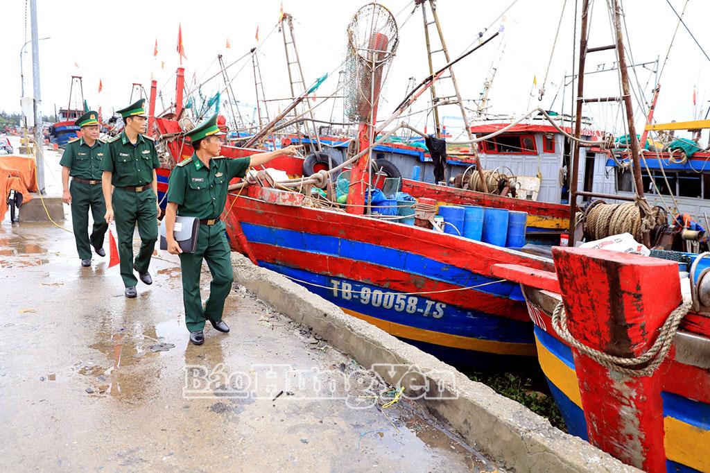 Cán bộ, chiến sĩ Đồn biên phòng cửa khẩu cảng Diêm Điền (Ban Chỉ huy Bộ đội Biên phòng tỉnh) tuần tra, kiểm soát tại cảng cá Tân Sơn, xã Thái Thụy.