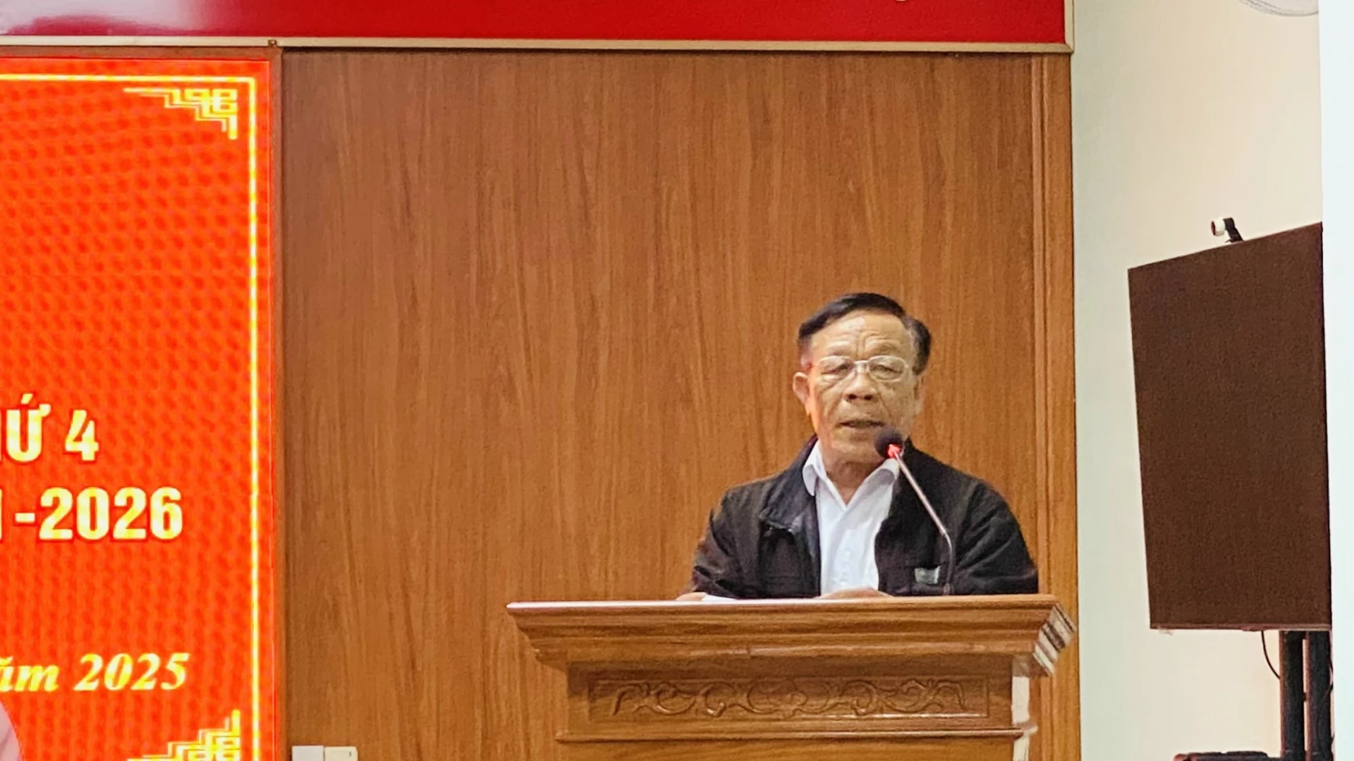 Cử tri phát biểu ý kiến tại buổi tiếp xúc - Ảnh: N.L