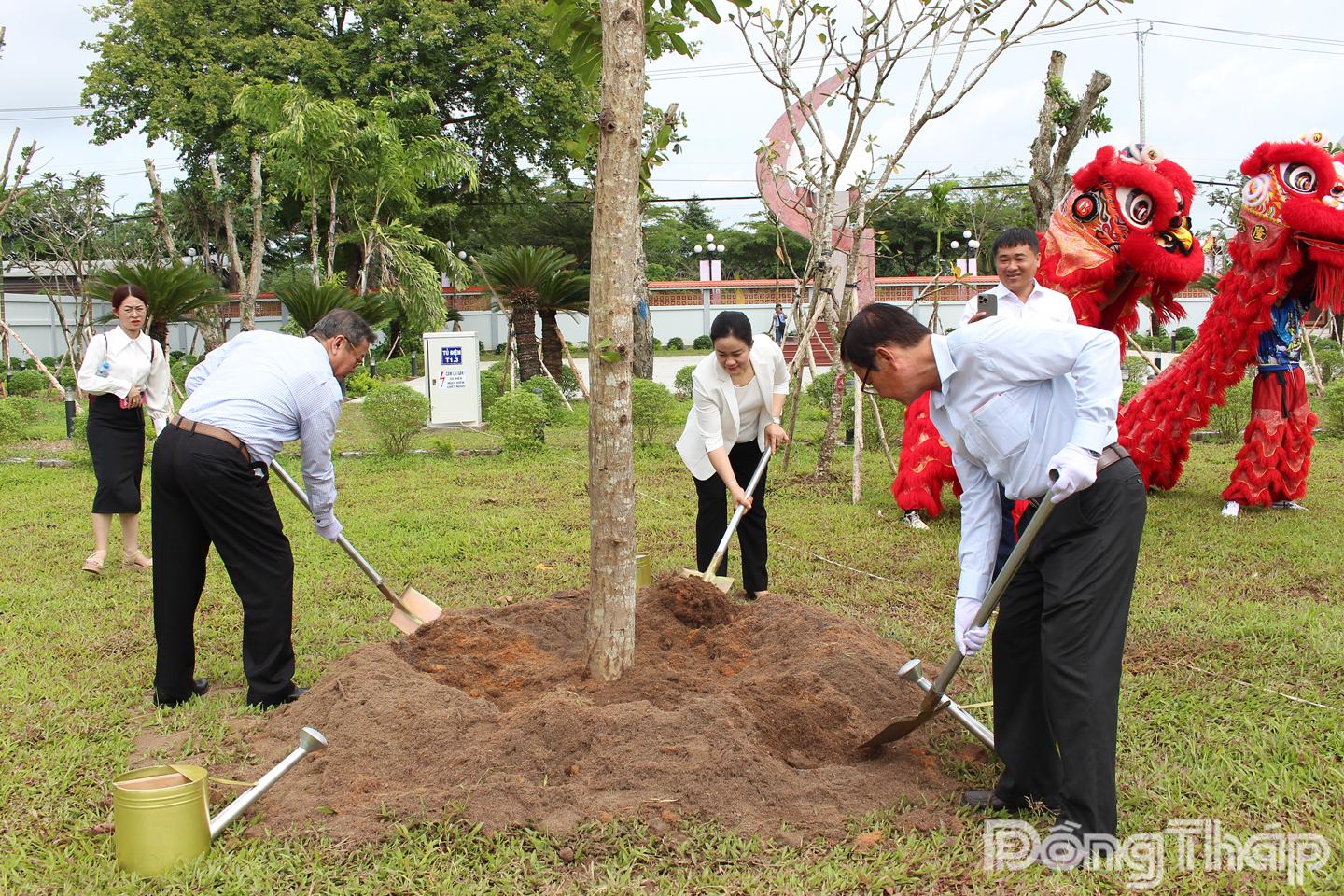 Các đồng chí lãnh đạo tỉnh Đồng Tháp trồng cây lưu niệm trong Khu lưu niệm Chi bộ An Nam Cộng sản Đảng.