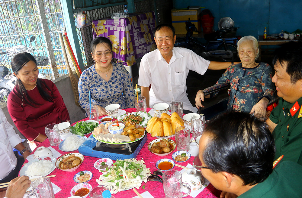 bữa cơm ấm áp nghĩa tình